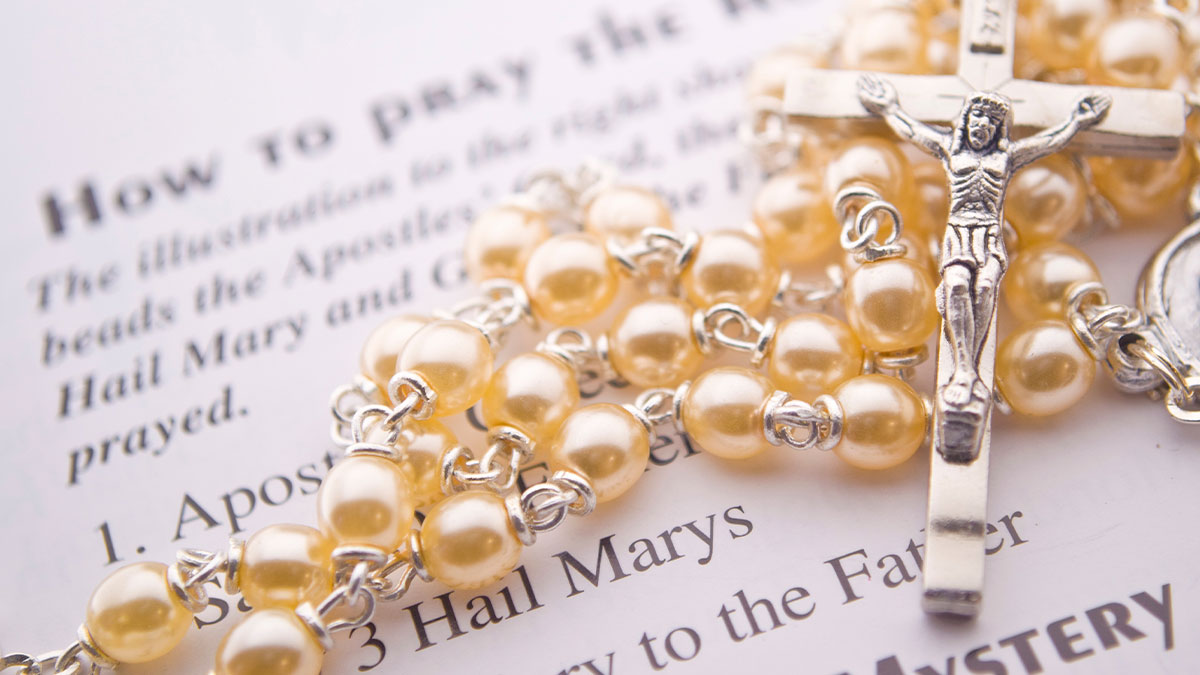 Rosary with instructions on how to pray